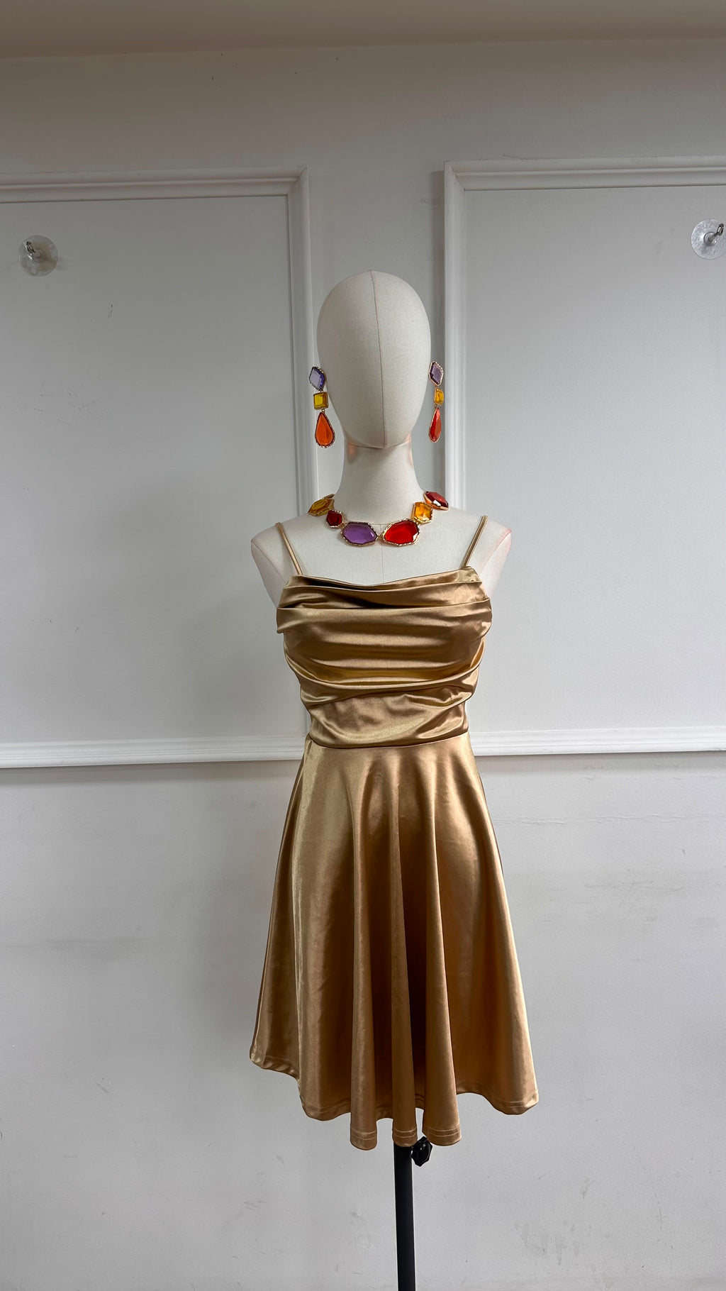 Vestido Fiesta Plush Falda Evasé Dorado