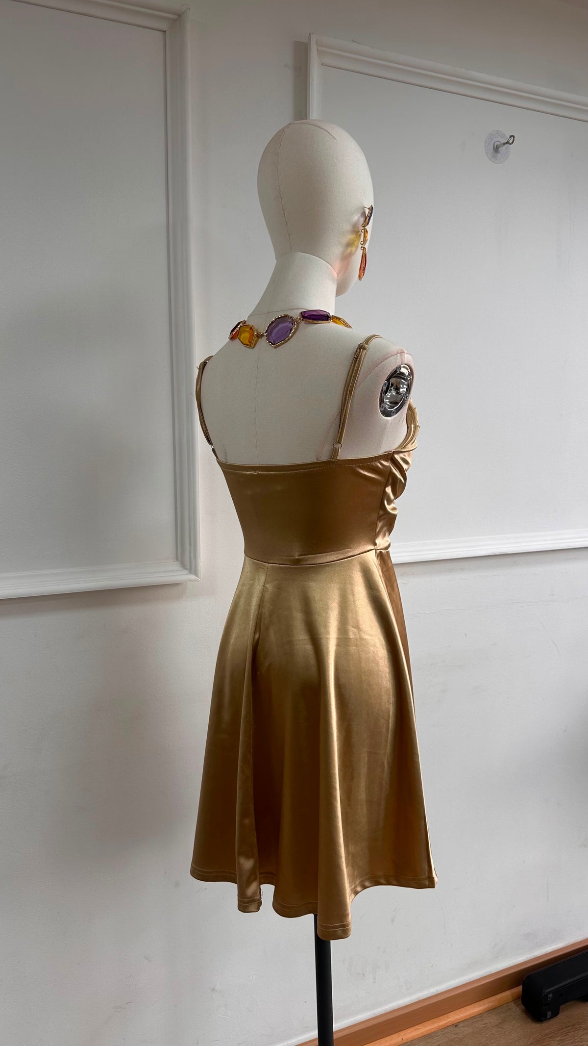 Vestido Fiesta Plush Falda Evasé Dorado