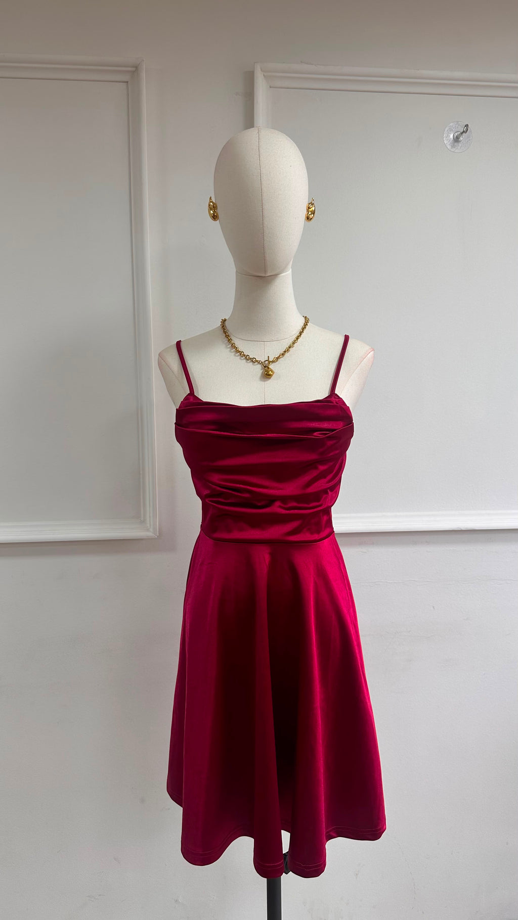 Vestido Fiesta Satinado Falda Evasé Burdeo